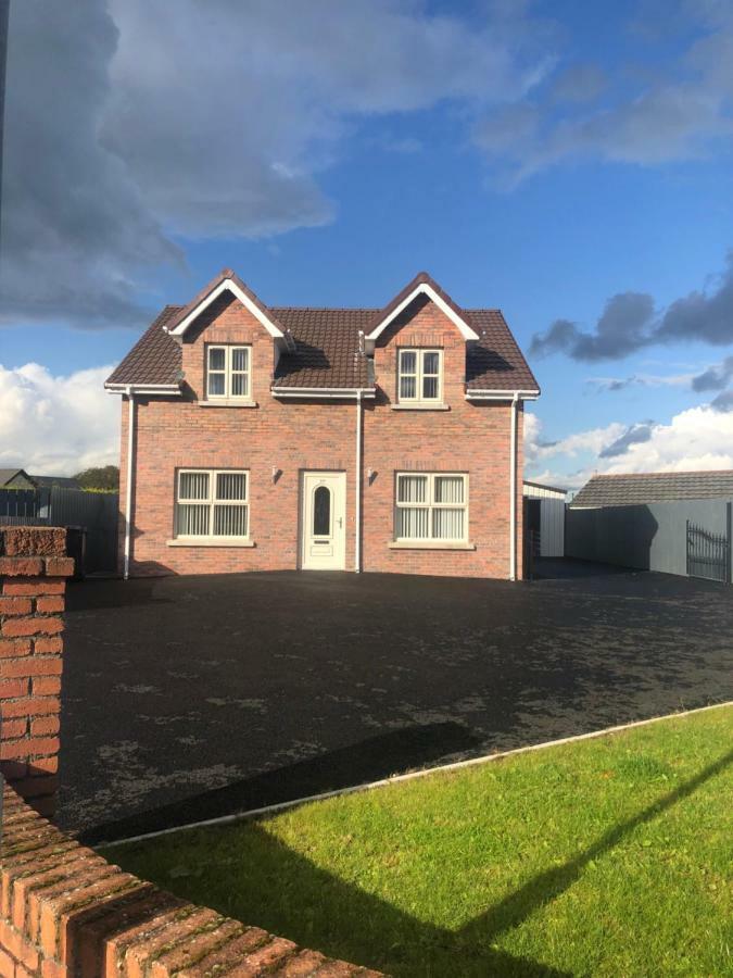 Slievenagarragh. A House In The Garden Villa Hilltown Esterno foto